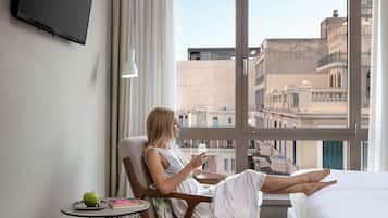 Superior Room, City View (Large King Room) | Minibar, in-room safe, desk, laptop workspace