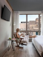 Quarto superior, vista para a cidade (Large King Room) | Frigobar, cofres nos quartos, escrivaninha