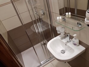 Twin Room | Bathroom | Free toiletries, hair dryer, bathrobes, slippers - Villa Grohmann (Lipova-Lazne)
