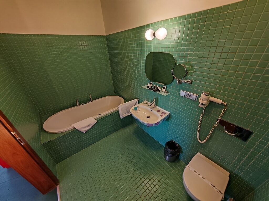 Une salle de bain avec une baignoire, un lavabo et des toilettes.