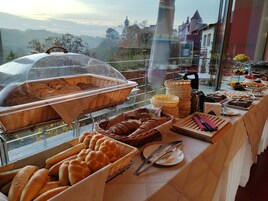 Café da manhã com buffet grátis todos os dias