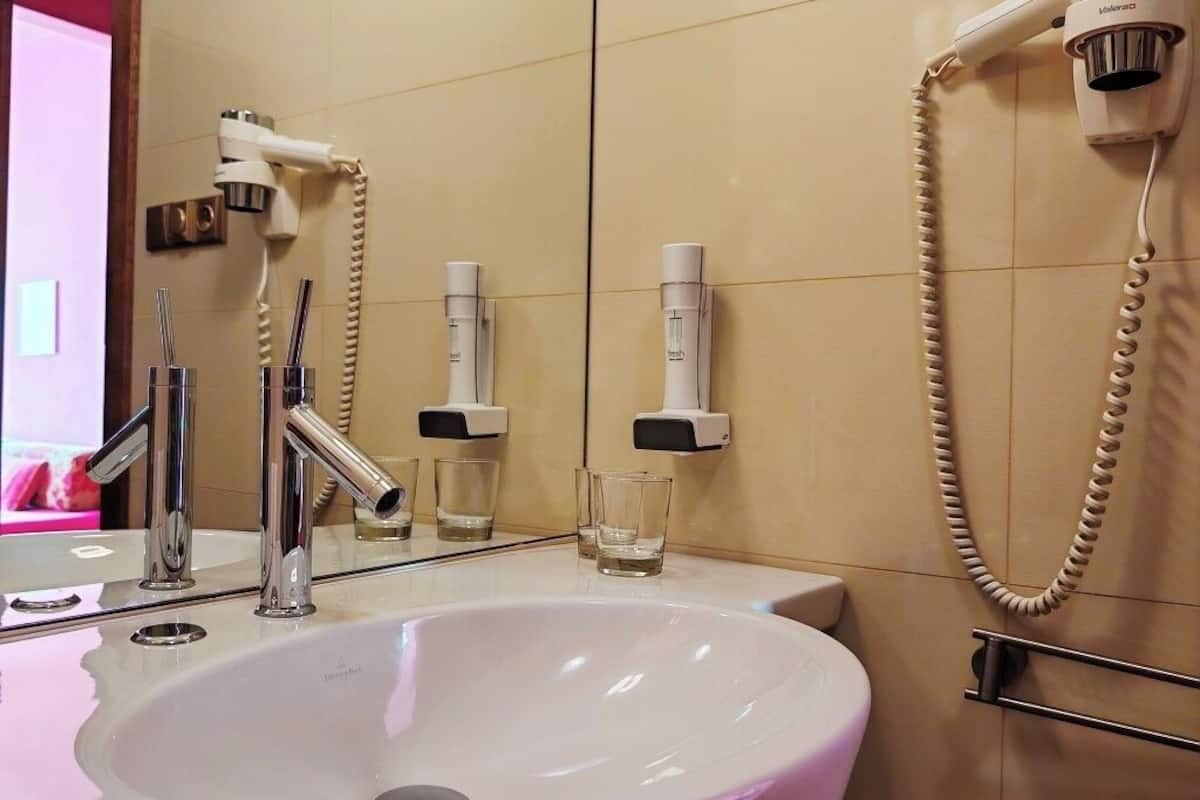 double or twin room | bathroom | free toiletries, hair dryer, towels