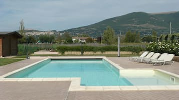 Piscine extérieure (ouverte en saison), parasols de plage