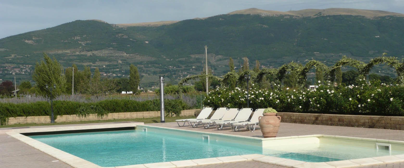 Außenpool (je nach Saison geöffnet), Sonnenschirme, Liegestühle