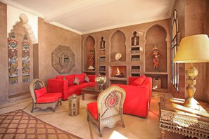Villa Deluxe, varias habitaciones | Área de sala de estar | Televisión de pantalla plana y chimenea 