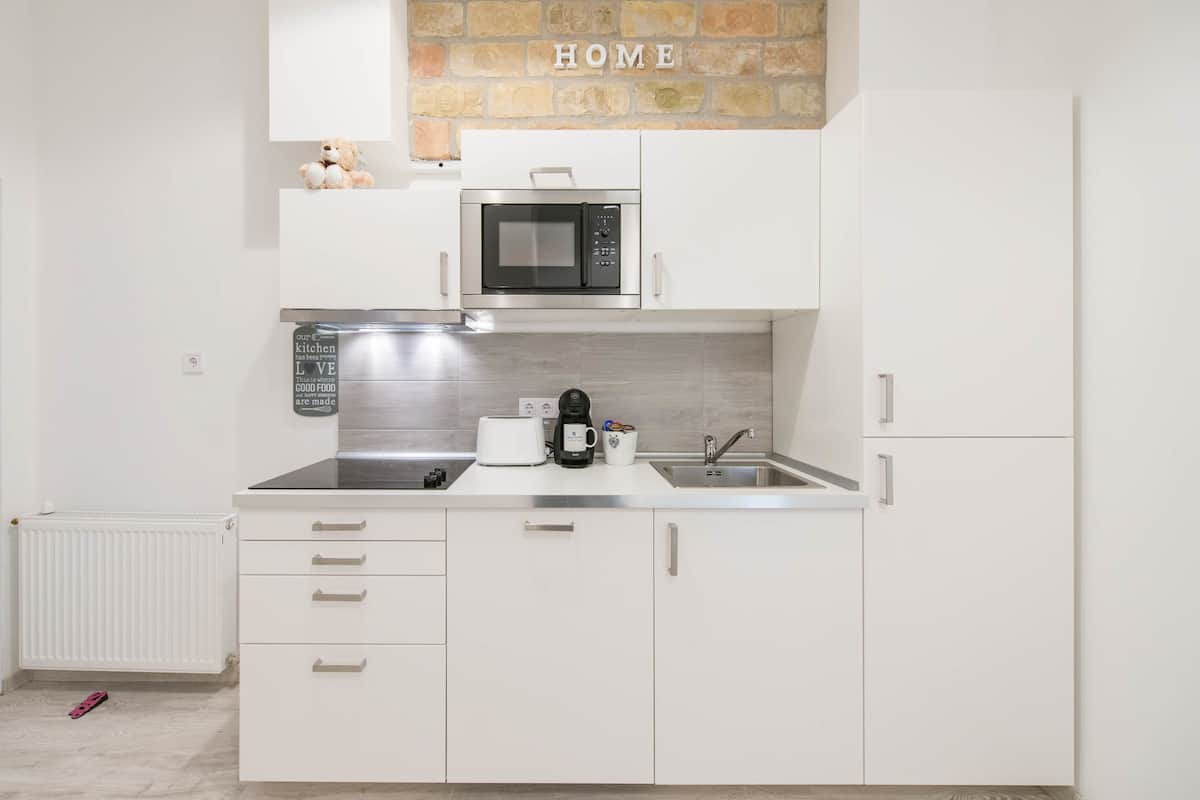 design apartment white | private kitchen | fridge, microwave, stovetop, dishwasher