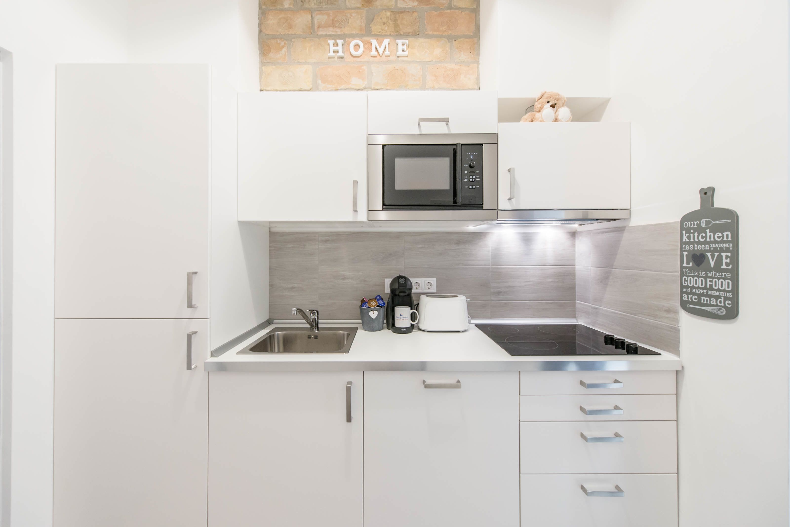 design apartment diamond | private kitchen | fridge, microwave, stovetop, dishwasher