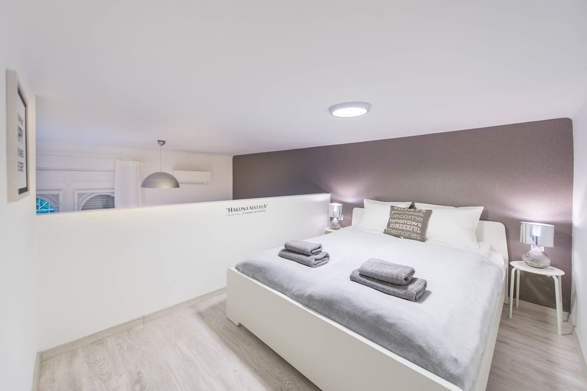 Design Apartment DIAMOND | Individueel gedecoreerd, geluiddichte muren, een strijkplank/strijkijzer