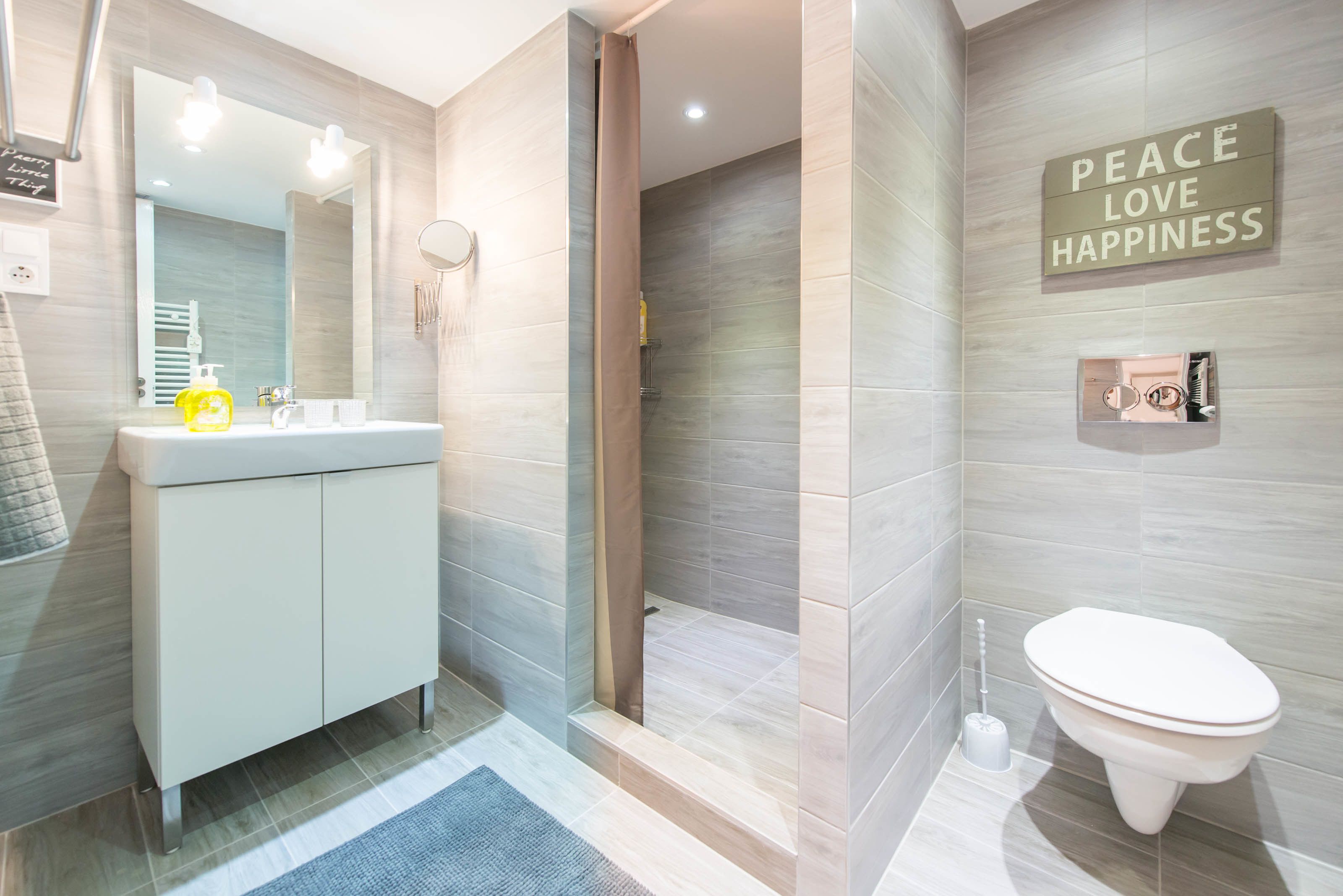 design apartment diamond | bathroom | shower, free toiletries, hair dryer, towels