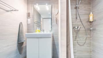 Design Apartment DIAMOND | Badezimmer | Dusche, kostenlose Toilettenartikel, Haartrockner, Handtücher