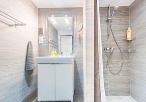 Design Apartment DIAMOND | Bathroom | Shower, free toiletries, hair dryer, towels - happy home Budapest JOY (Budapest)