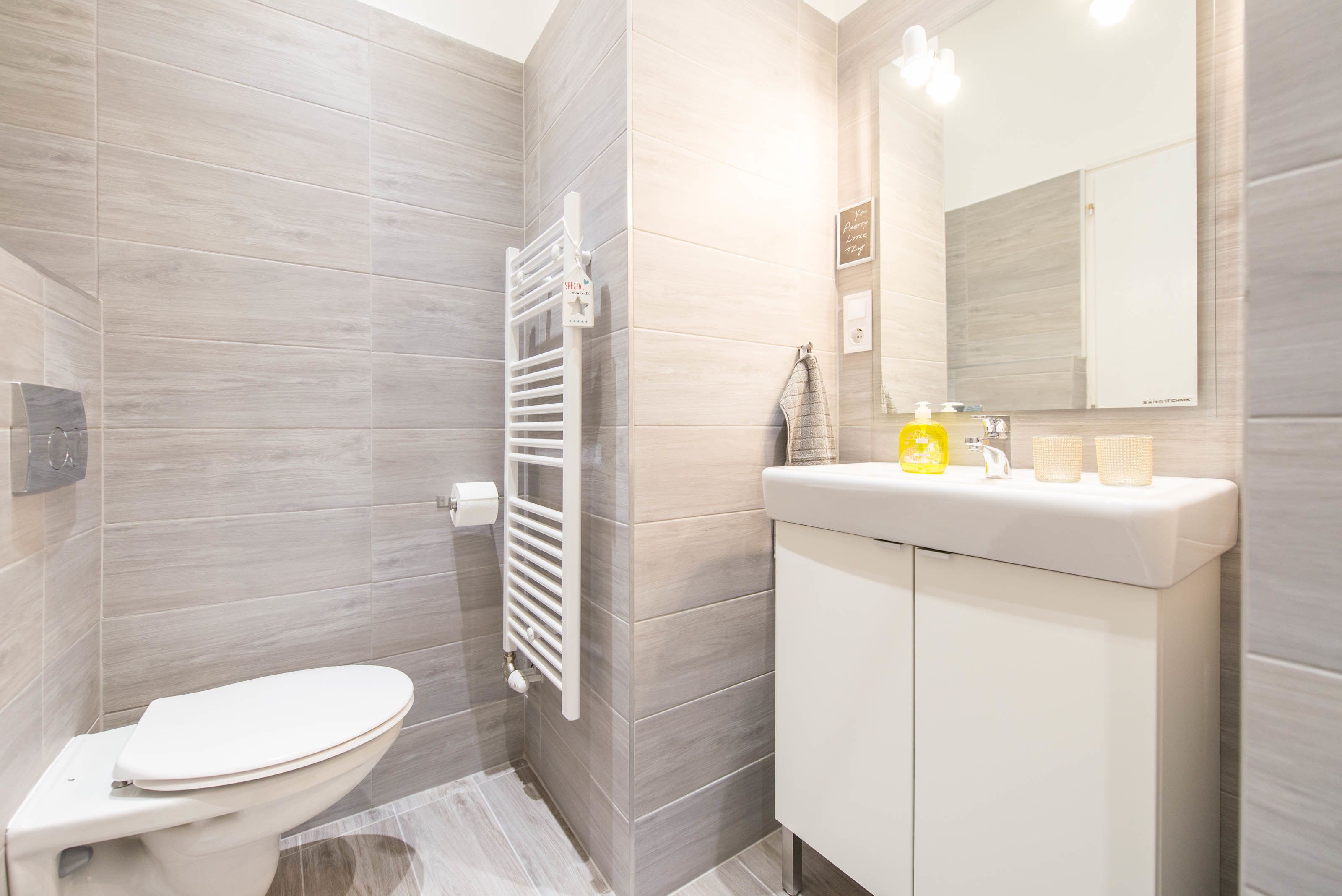 design apartment gold | bathroom | shower, free toiletries, hair dryer, towels