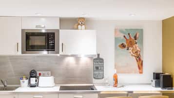 Design Apartment GOLD | Privat køkken | Køleskab, mikrobølgeovn, kogeplade, opvaskemaskine