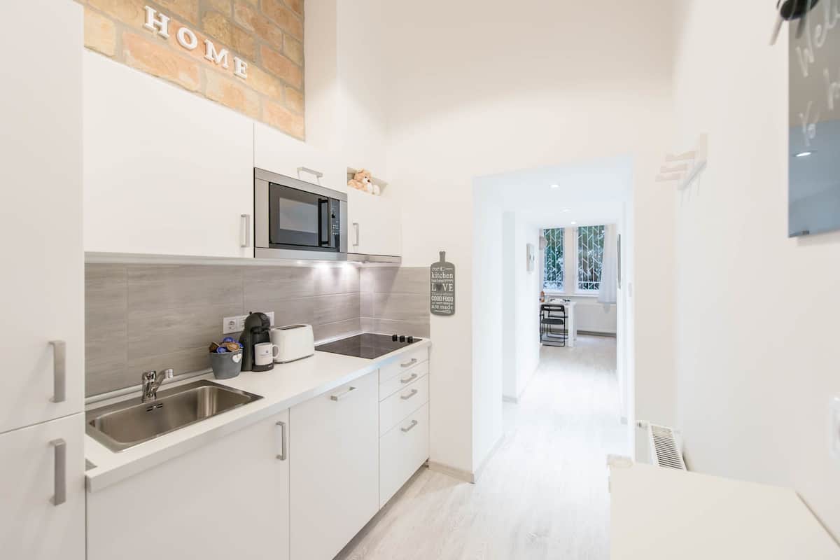 design apartment diamond | private kitchen | fridge, microwave, stovetop, dishwasher