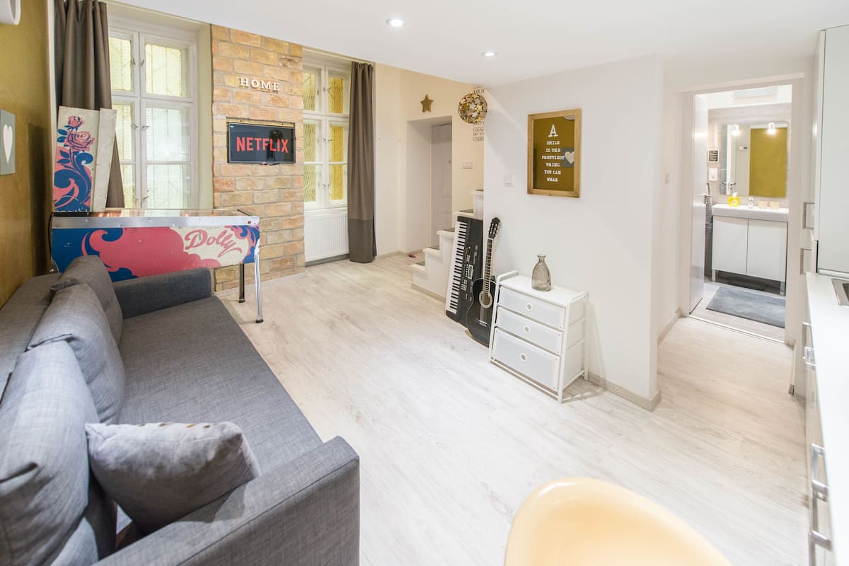 Design Apartment GOLD | Individueel gedecoreerd, geluiddichte muren, een strijkplank/strijkijzer