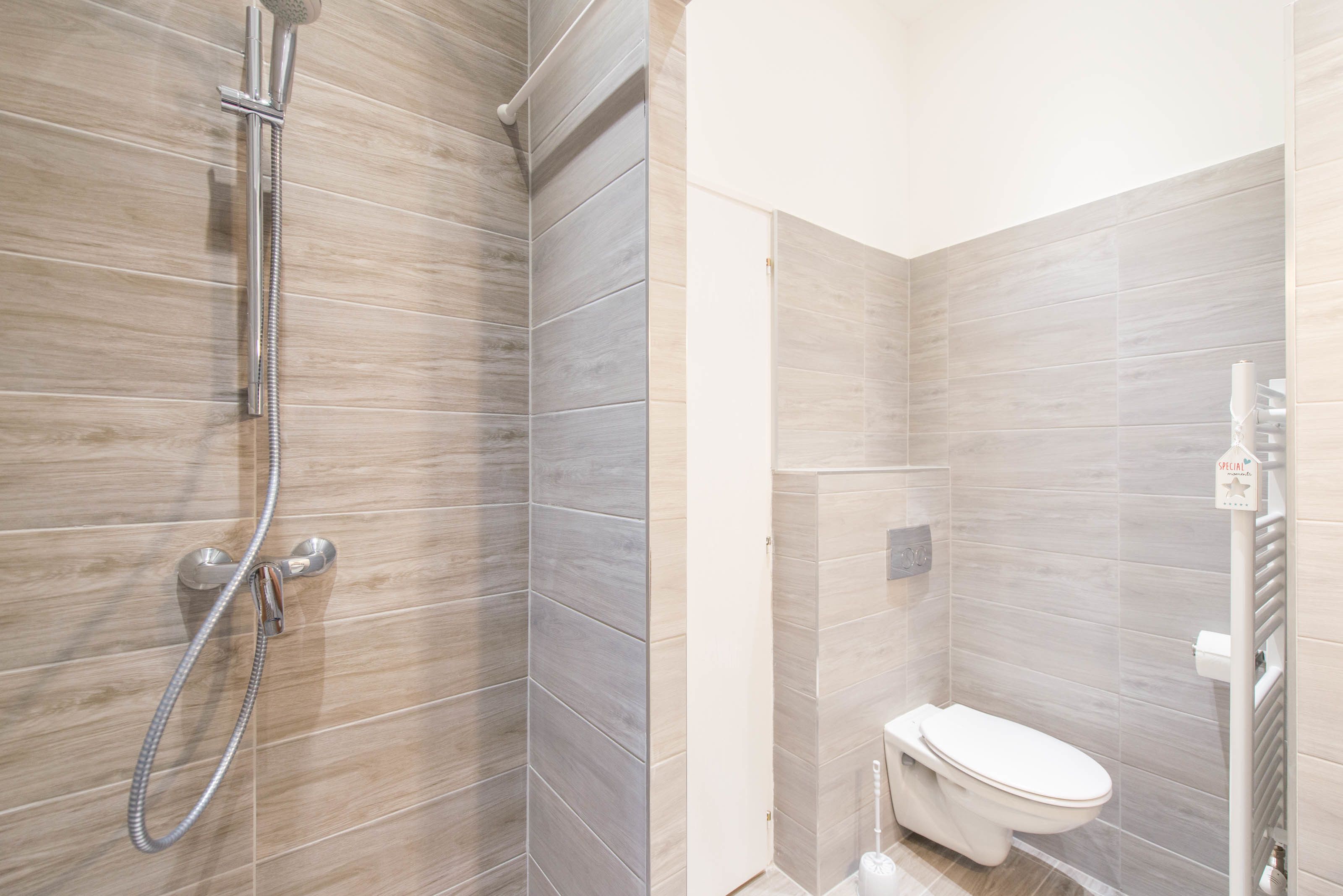 design apartment gold | bathroom | shower, free toiletries, hair dryer, towels