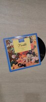 Portada de un álbum de vinilo con un diseño floral y texto.