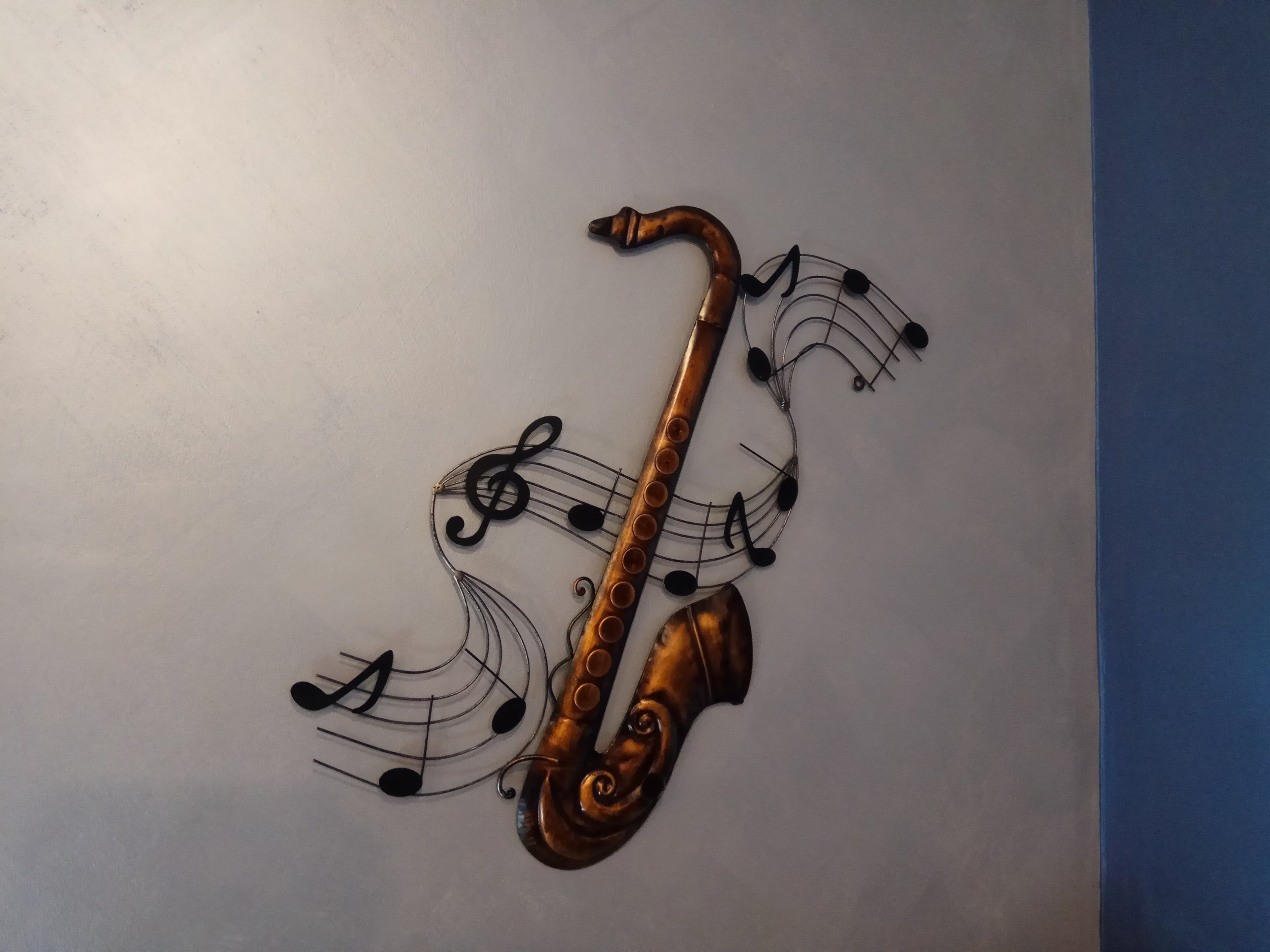 Een saxofoon, subtiel verwerkt met muzikale noten in het ontwerp.