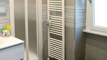 Habitación cuádruple, baño privado (External) | Baño | Amenidades de baño gratuitas, secadora de cabello, pantuflas, bidet