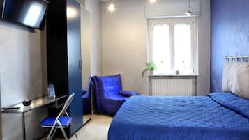 Triple Room, Ensuite | Desk, iron/ironing board, free WiFi, bed sheets