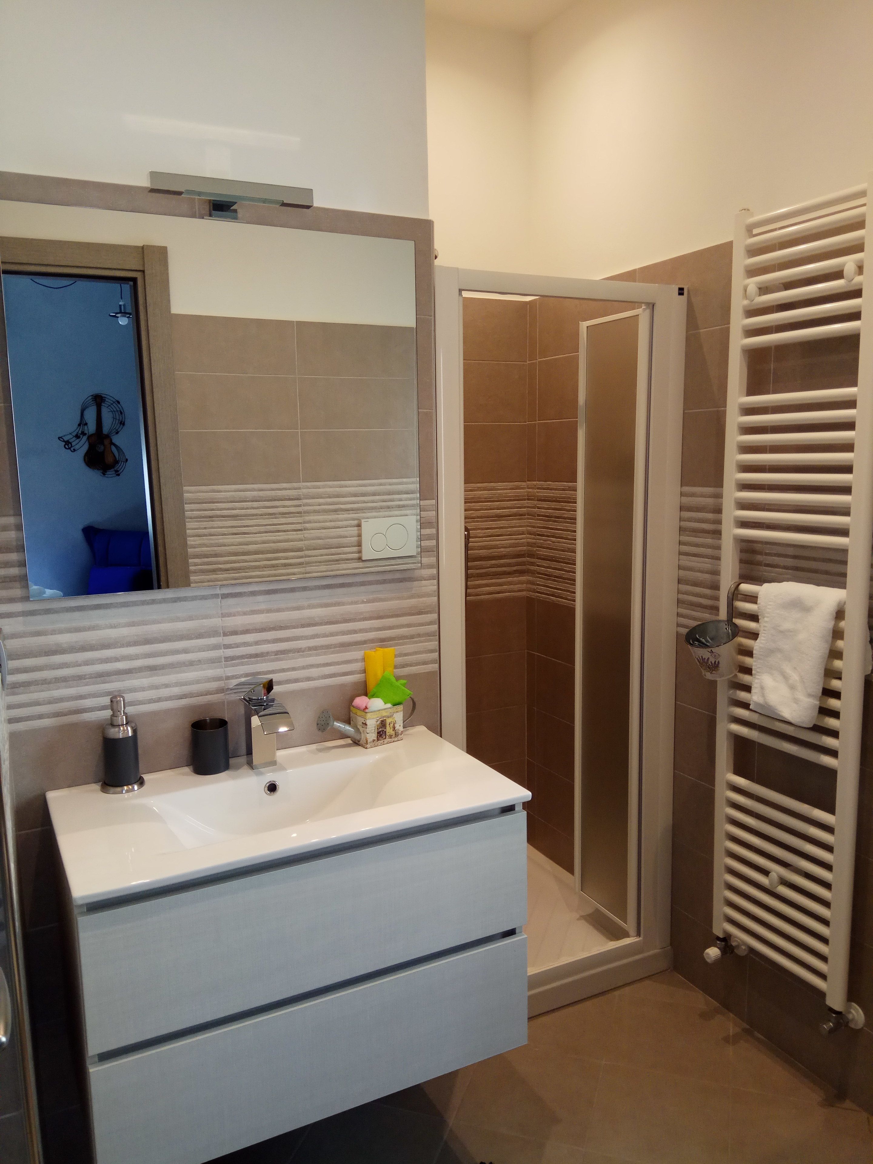 Kostenlose Toilettenartikel, Haartrockner, Hausschuhe, Bidet