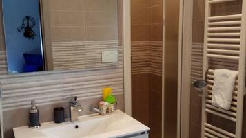 Kostenlose Toilettenartikel, Haartrockner, Hausschuhe, Bidet