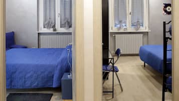 Chambre Triple, salle de bains attenante | Bureau, fer et planche à repasser, Wi-Fi gratuit, draps fournis