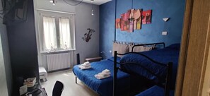 Bureau, fer et planche à repasser, Wi-Fi gratuit, draps fournis