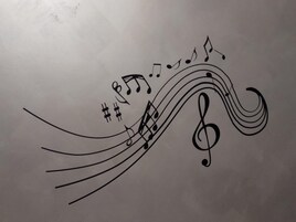 Dibujo sencillo de un pentagrama con notas y una clave de sol.