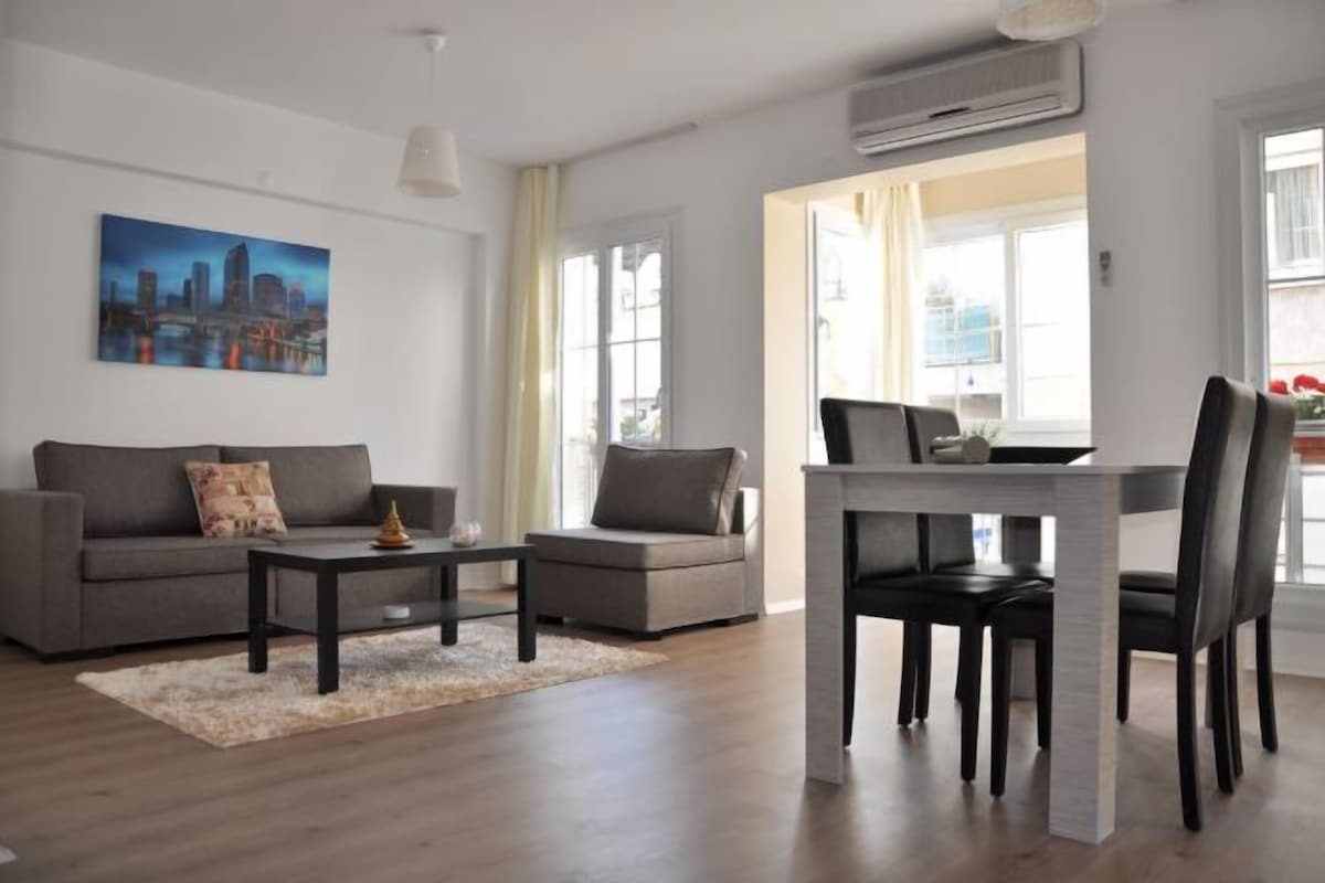 Living area | 50-inch Smart TV with digital channels, fireplace