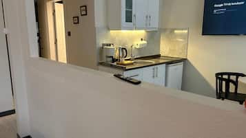 Apartemen Basic, 1 Tempat Tidur Double, Bebas Asap Rokok | Area keluarga | Smart TV 50-inci dengan saluran TV digital dan perapian