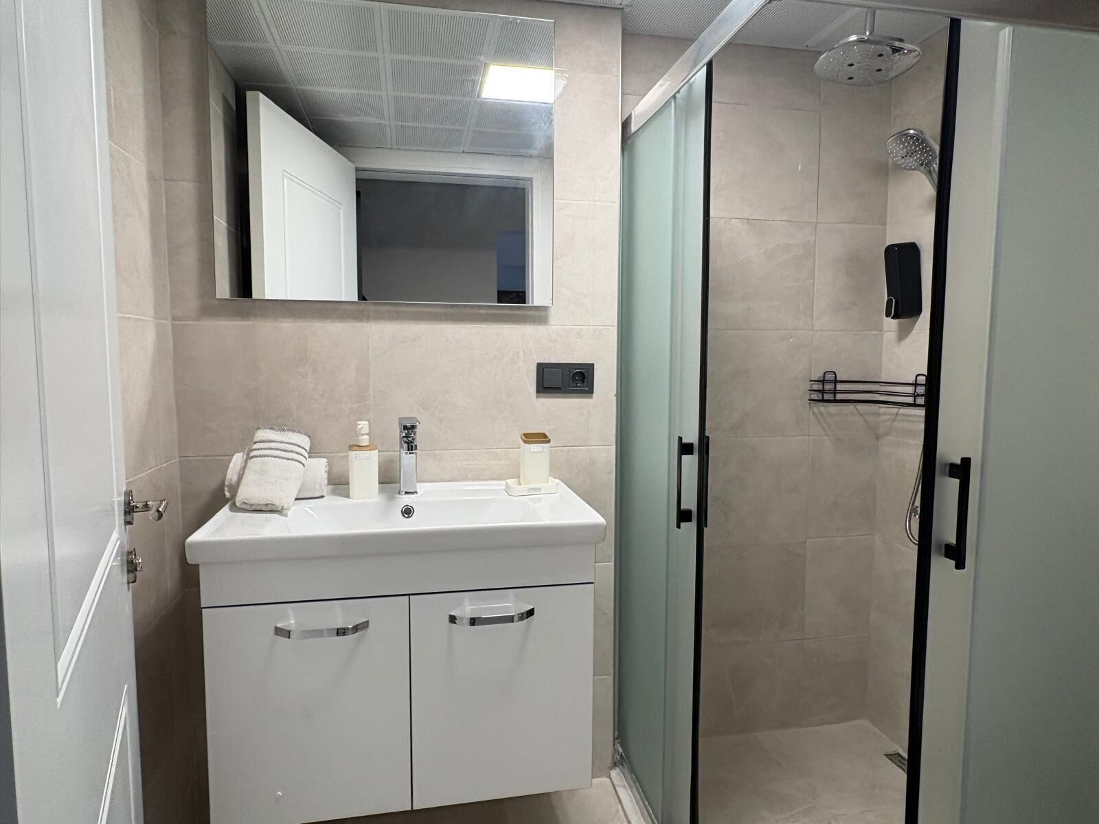 Apartamento básico, 1 cama doble, no fumadores | Baño | Ducha, artículos de higiene personal gratuitos y secador de pelo