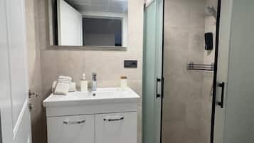 Apartamento básico, 1 cama doble, no fumadores | Baño | Ducha, artículos de higiene personal gratuitos y secador de pelo