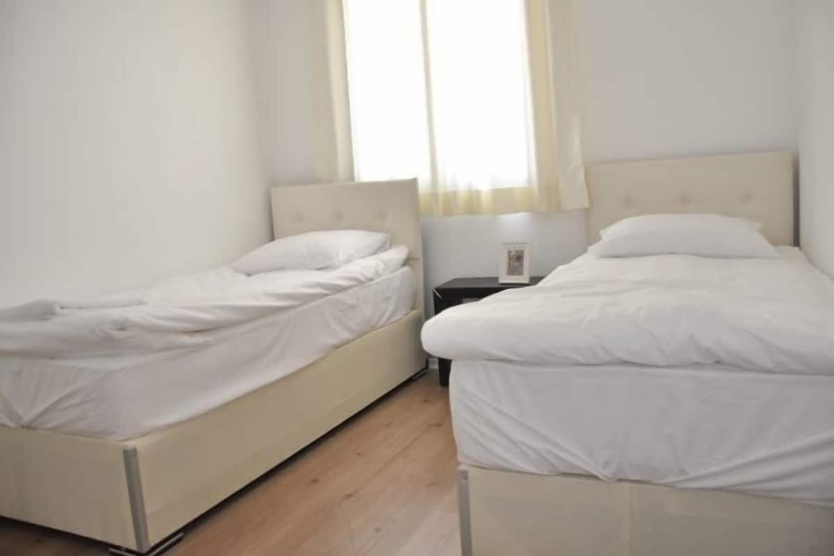 Frigobar, quartos à prova de som, ferros/tábuas de passar roupa