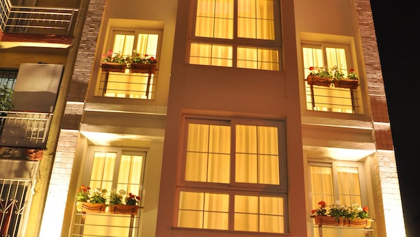 Un edificio de varios pisos con amplias ventanas y balcones.