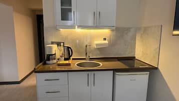 Apartamento básico, 1 cama doble, no fumadores | Cocina privada | Frigorífico, microondas, placa de cocina y cafetera o tetera