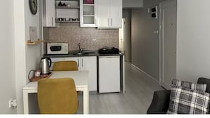 Departamento básico, 2 habitaciones, para no fumadores | Área de sala de estar | Smart TV de 50 pulgadas con canales digitales y chimenea