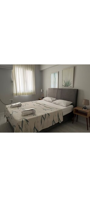 Minibar, skrivebord, skrivebord for bærbar PC og lydisolert