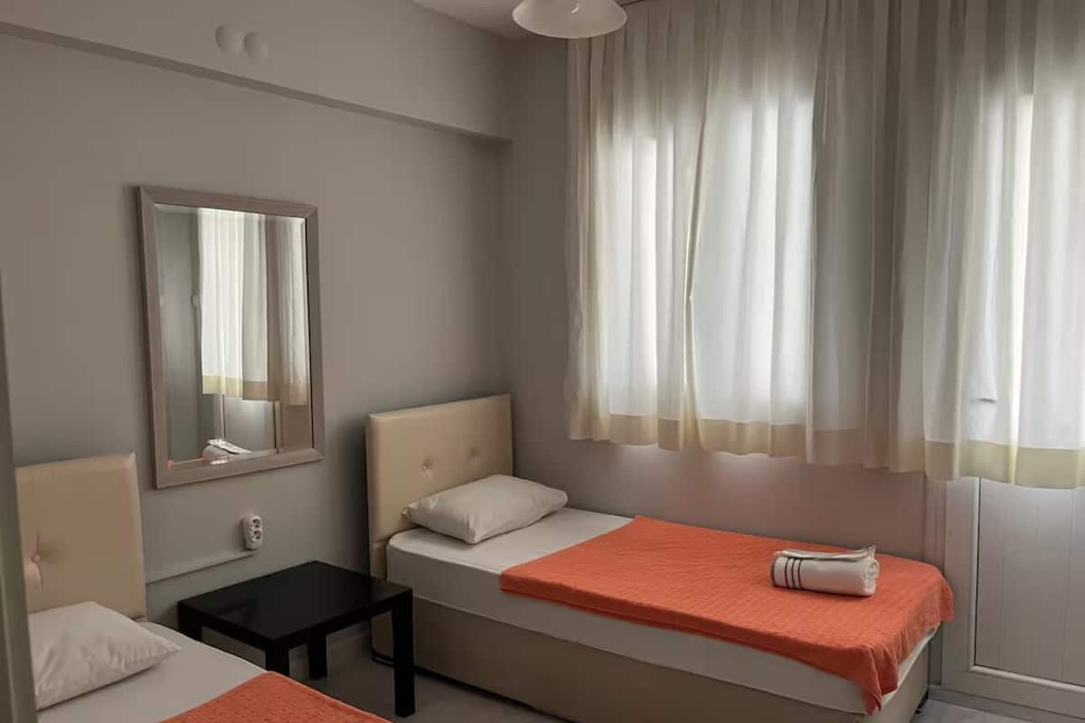 Apartamento básico, 2 quartos, para não fumantes | Frigobar, quartos à prova de som, ferros/tábuas de passar roupa
