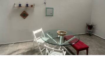 Minibar, skrivebord, skrivebord for bærbar PC og lydisolert