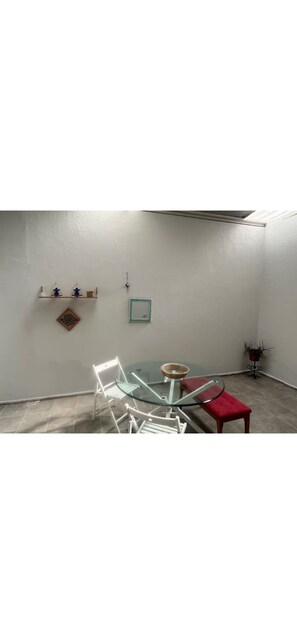 Minibar, skrivebord, skrivebord for bærbar PC og lydisolert