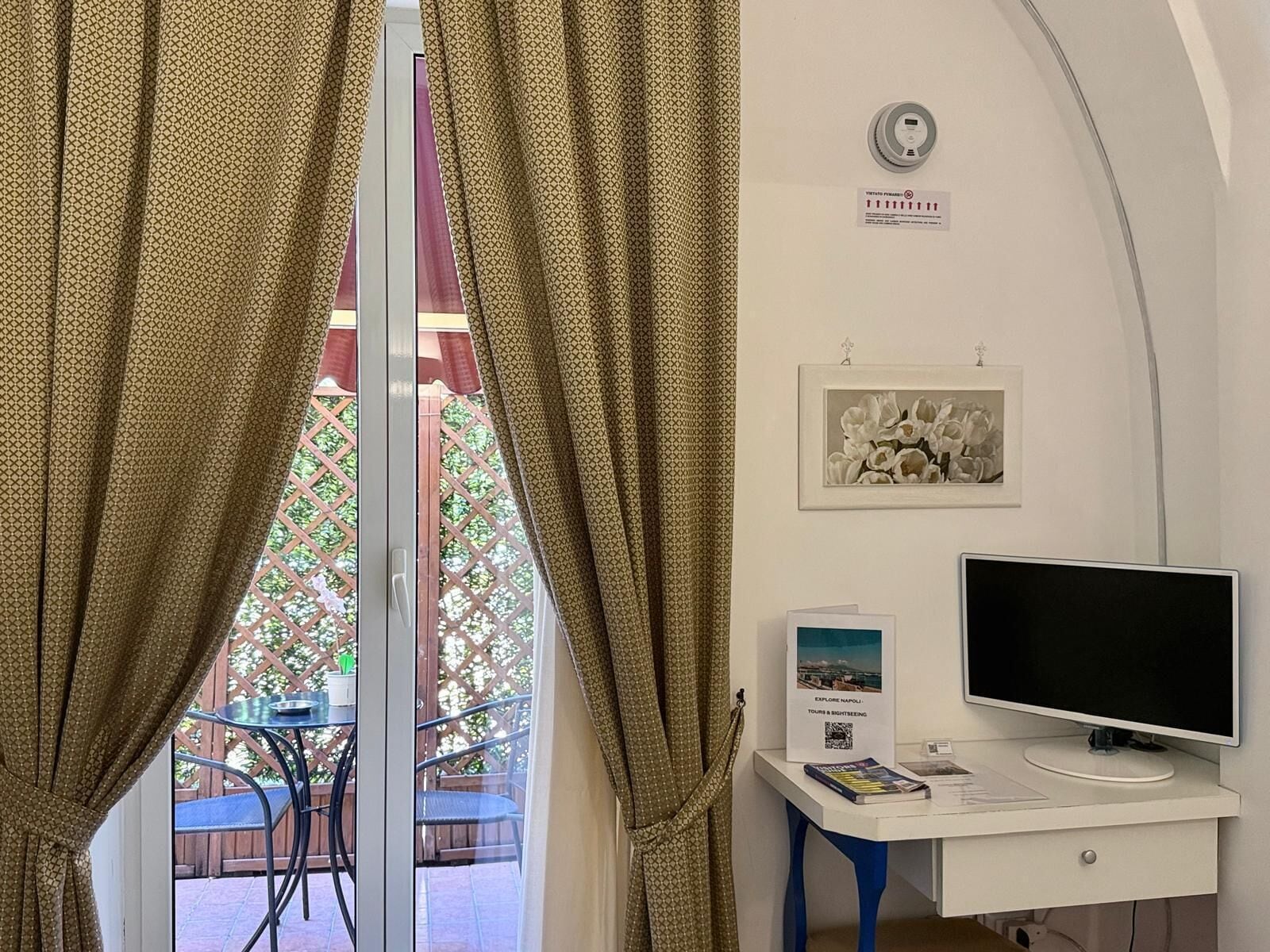 خزنة داخل الغرفة ومكتب وتجهيزات عازلة للصوت وأسرّة أطفال/رضّع