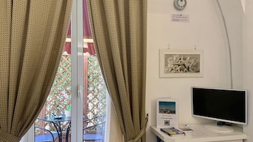 Deluxe-Doppelzimmer, Terrasse | Zimmersafe, Schreibtisch, schallisolierte Zimmer, Babybetten