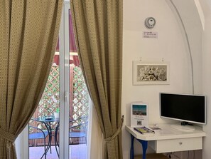 Doppia Deluxe, terrazzo | Una cassaforte in camera, una scrivania, insonorizzazione