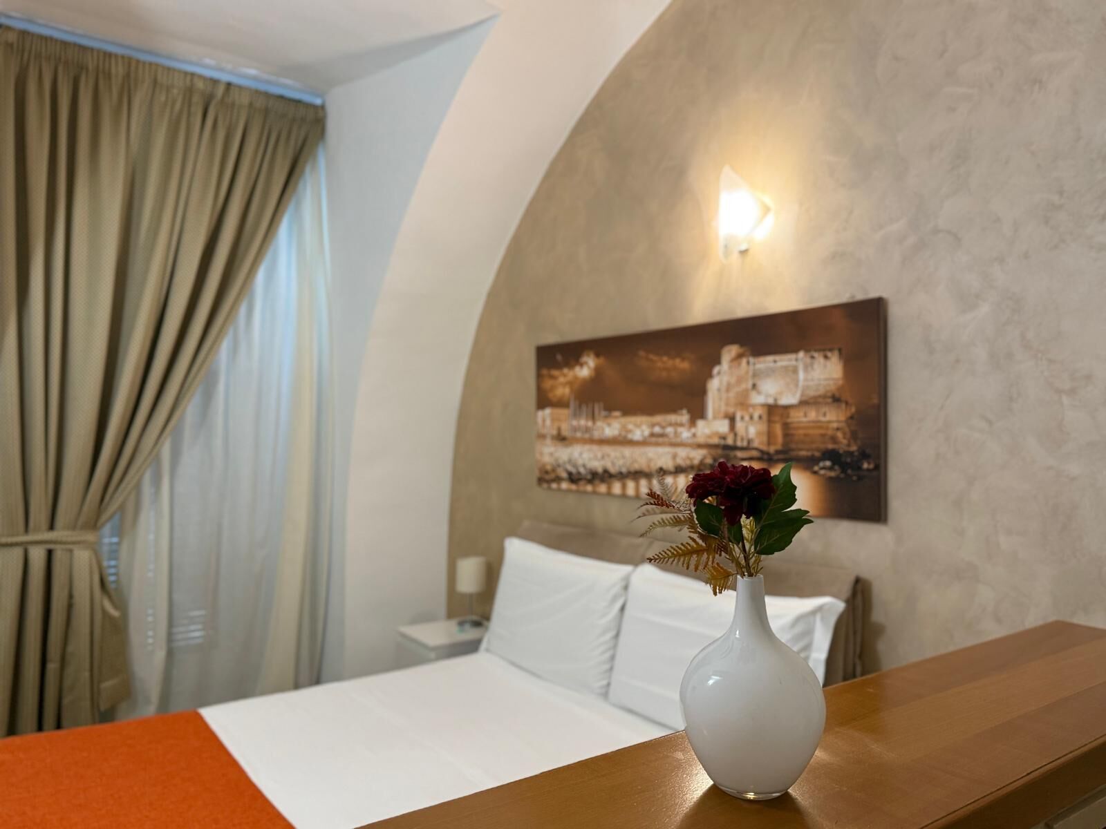 Caja de seguridad en la habitación y escritorio 