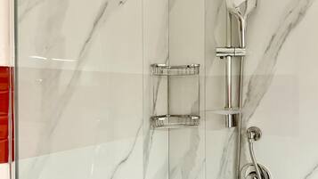 Douche, articles de toilette gratuits, sèche-cheveux