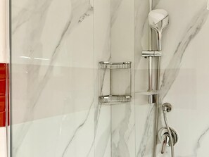 Shower, free toiletries, hair dryer, towels - Chiaia Suites (Naples)