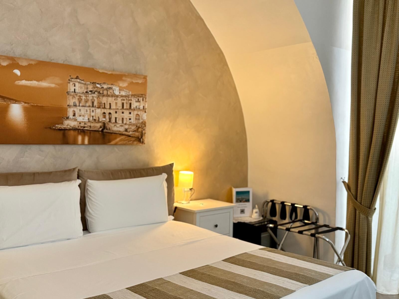 Caja de seguridad en la habitación y escritorio 