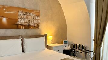 Caja fuerte, escritorio, sistema de insonorización y cunas (de pago)