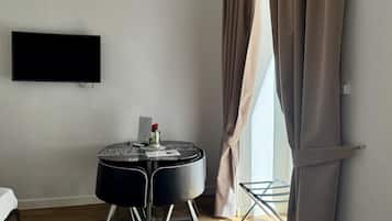 Suite clàssica, 1 dormitori, no fumadors, vistes a la ciutat | Sala d'estar | Televisor de pantalla plana